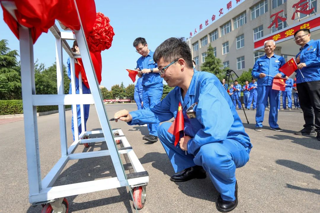 砥礪奮進 生生不“熄”——焦作安彩舉行升國旗儀式